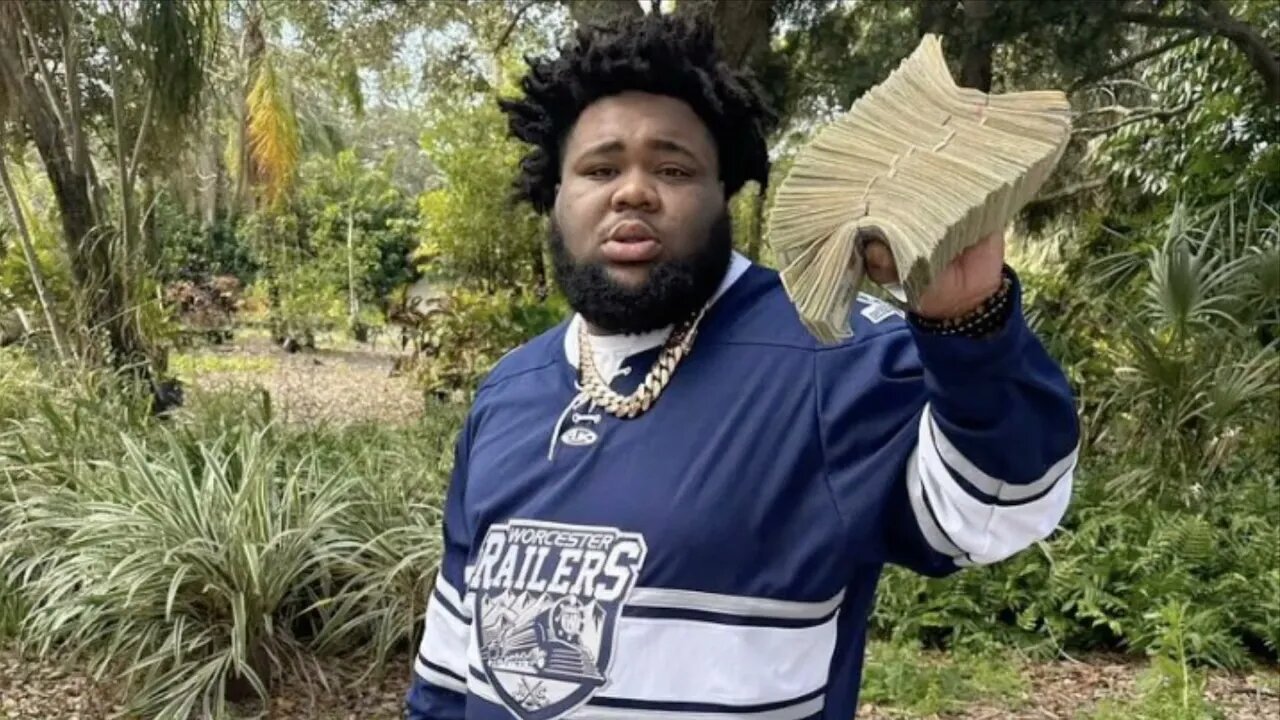 Rod wave almost beats up fan telling him to give some head