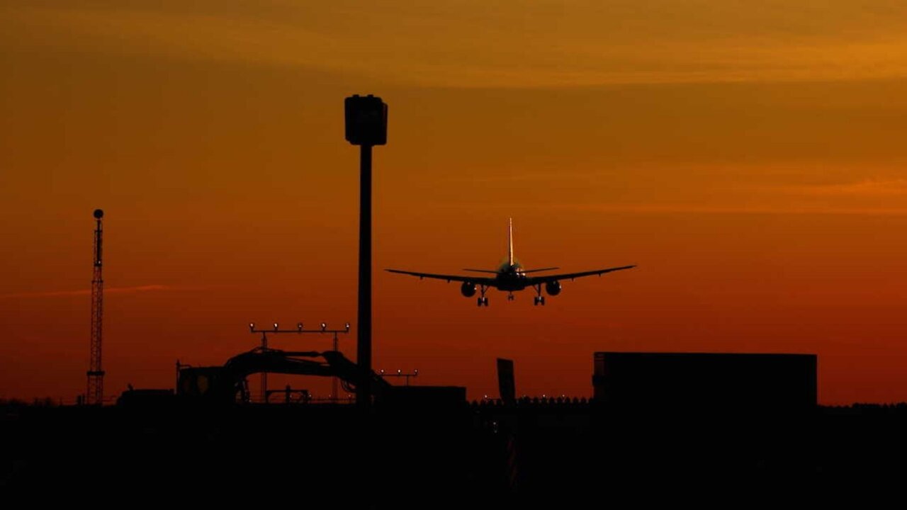 Quebec's New Suggestion: 2-Week Hotel Quarantines For Travellers — Paid By The Travellers