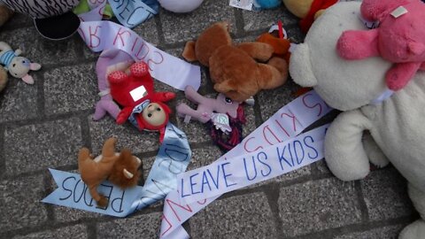 London Freedom Rally 21st May 2022 - Part 6: Airborne Teddy bears