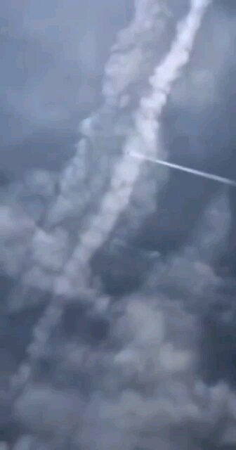 Plane caught in the Act... CHEMTRAILS!