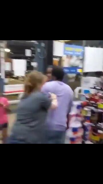 Mini mart employee tries to stop grabber