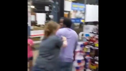 Mini mart employee tries to stop grabber