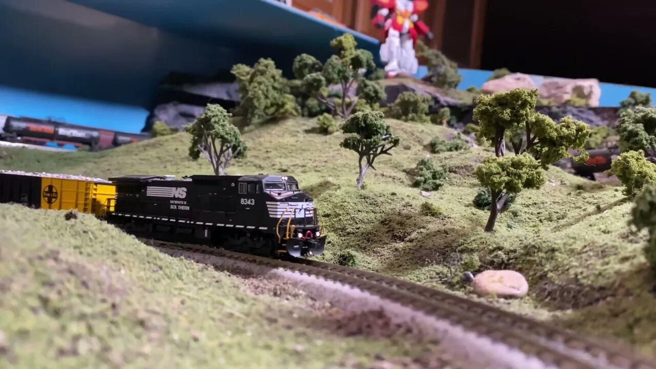 N Scale Atlas dash 8 review this Sunday