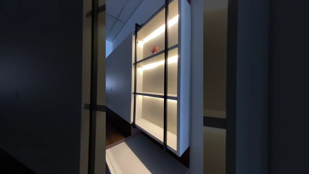 Com um visual imponente, a Estante Home Maceió 70 Polegadas irá organizar e sofisticar a sua sala!