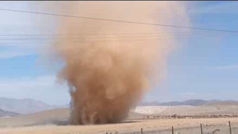 Remoinho impressionante assusta condutor