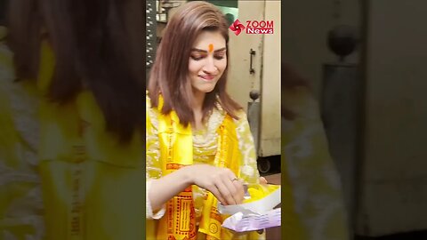 Kriti Sanon distributes sweets to media & fans outside Siddhivinayak temple 😍🔥 #shorts