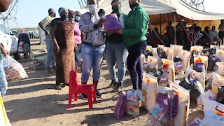 SOUTH AFRICA - Cape Town - Lulwazi and the Gift of The Givers Donating Food Parcels (Video) m (nEw)