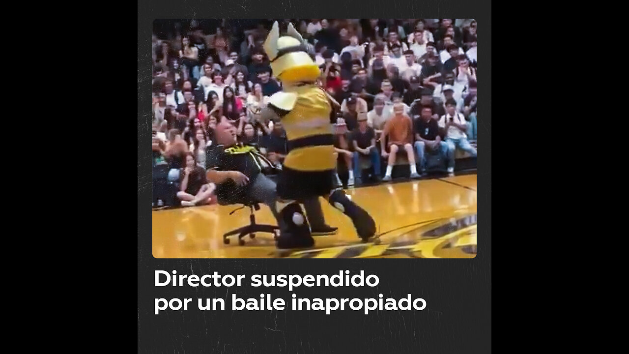 El inapropiado baile con una mascota que puso en el ojo del huracán al director de un colegio