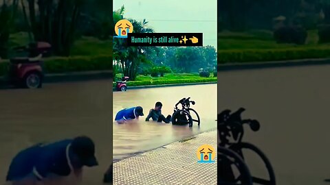 Alhamdulillah: Humanity is still alive |😭☝#islam #humanity #naat #viral #shorts @Sunnah_Stories