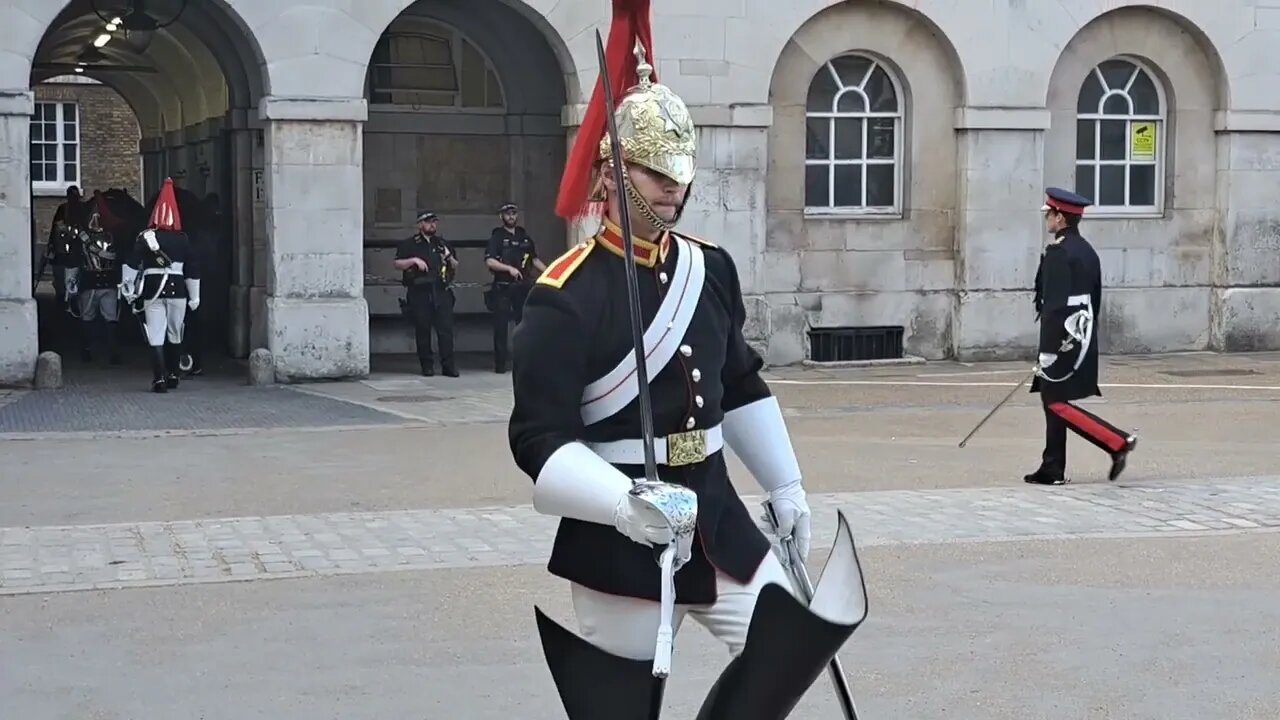 Kings guard returns to arches #horseguardsparade