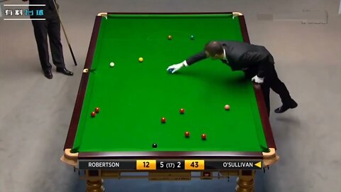 The real snooker gentleman, the referee gives a thumbs up