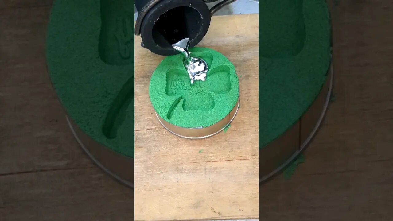 Casting Metal on Kinetic Sand #kineticsand #shorts #shortsfeed