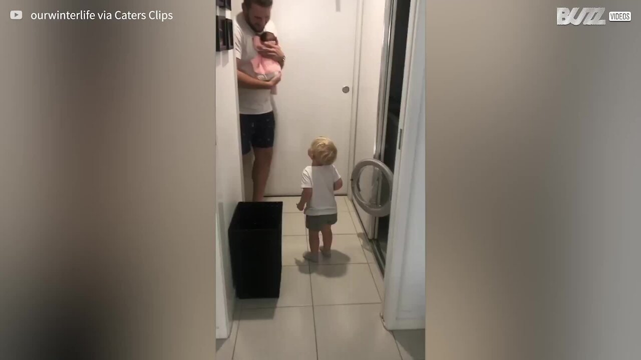 Un petit garçon de 2 ans rencontre sa petite sœur pour la première fois