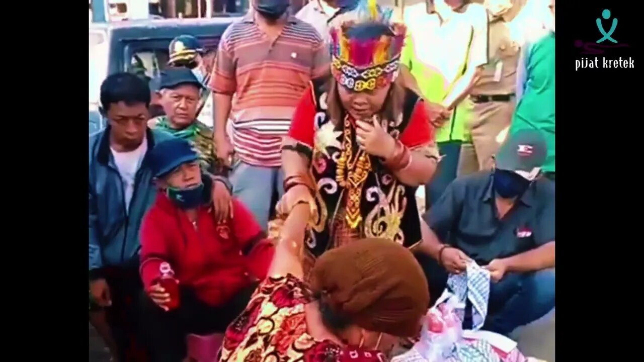 Pengobatan Ibu Ida Dayak, tangan Ibu yang sudah lurus mau dibengkok kan lagi :)