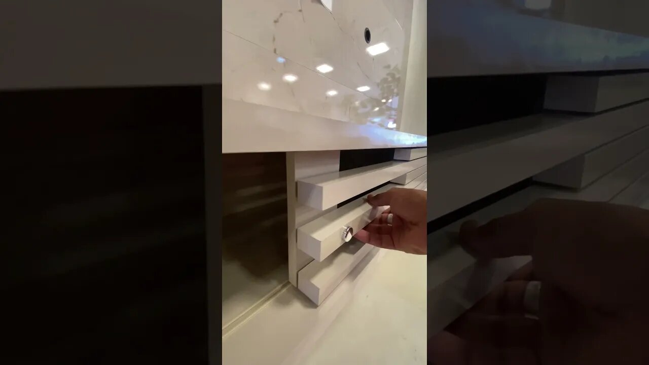 O Painel para TV até 50 Polegadas Frizz possui design com linhas retas que trazem mais modernidade.