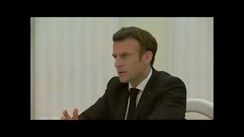 Poutine très impressionné par le comédien Macron.