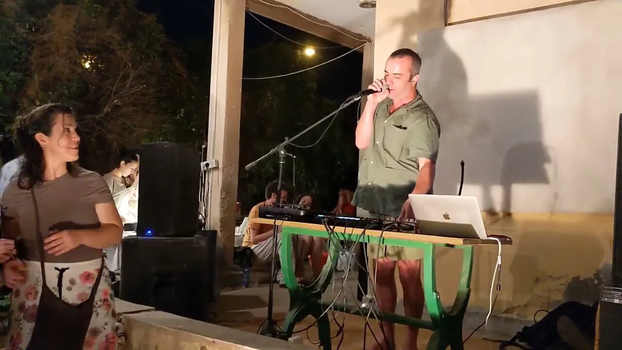 עוז מלול - הופעה בחצר של קליינר
