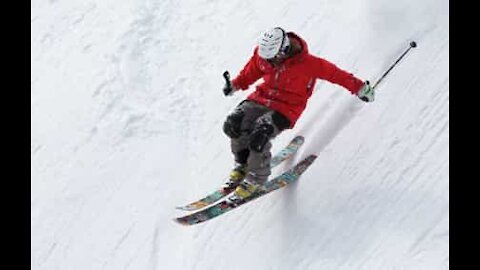 L'interminable chute d'un skieur à flanc de colline