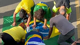 AGORA!! Últimas Notícias de Brasilia - Na porta do Exército uma Multidão