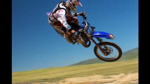 Un salto in motocross da togliere il fiato