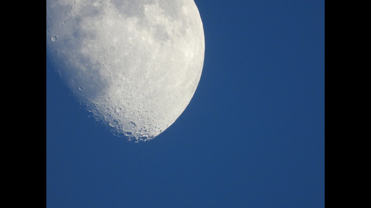 Nikon Coolpix P1000 Camera Looking At The Moon