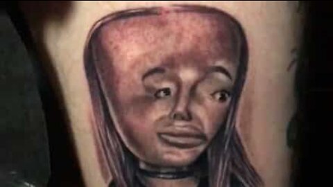 Artista tatua retrato abominável de Ariana Grande