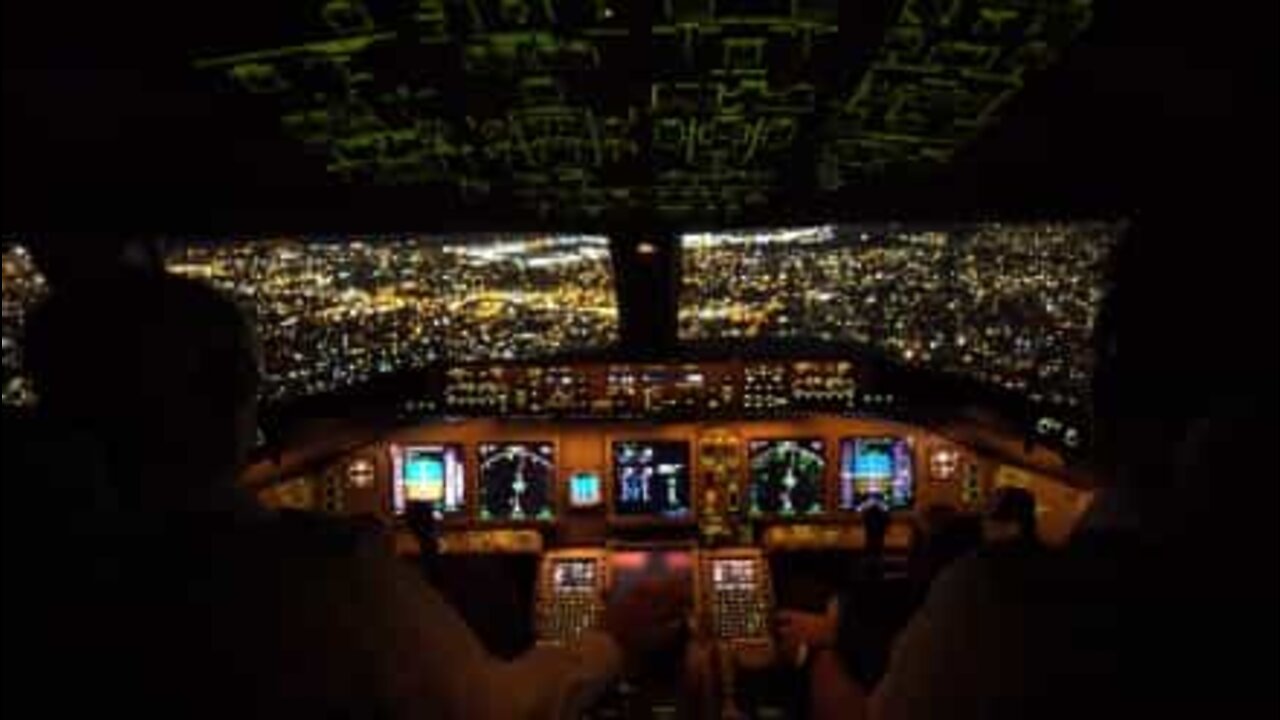 Incredible landing in New York City seen from the pilot's cabin