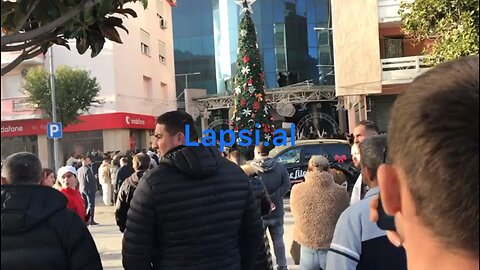 Zjarr ne qendren tregtare ne Lushnje
