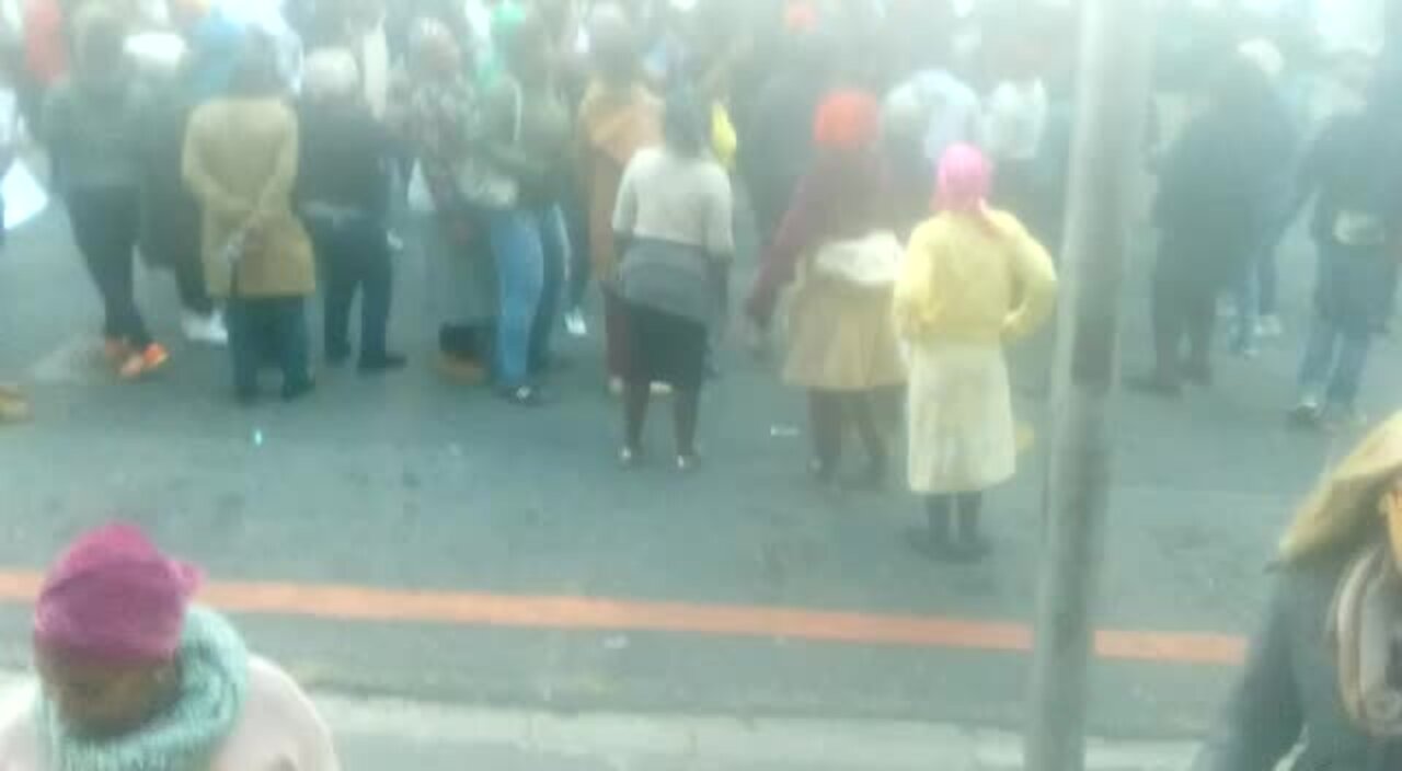 Khamandi residents protest against Stellenbosch land invasion eviction order outside court (BGB)