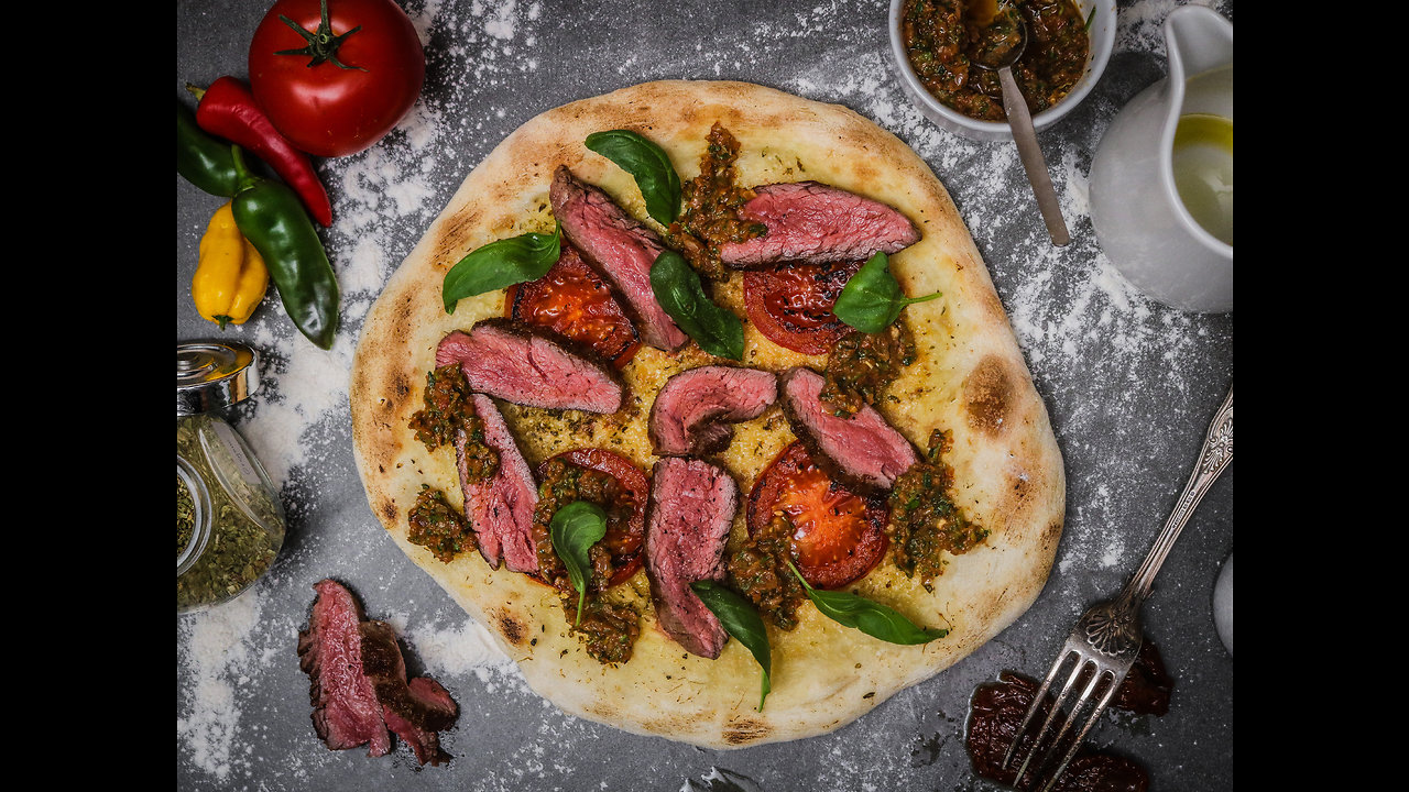 Steak Pizza Bianco mit Chimichurri