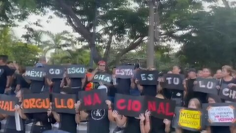 Vestidos de negro, jóvenes y marchan en Veracruz contra reforma al PJ