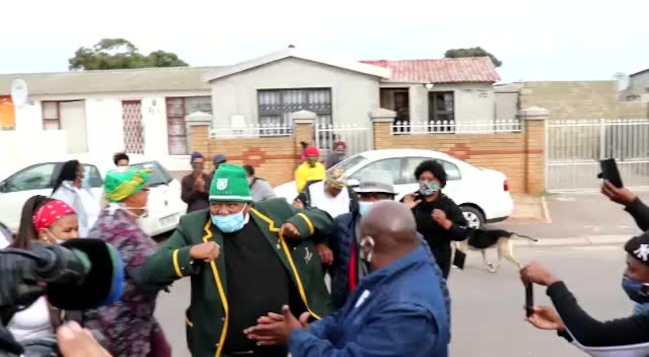 LOOK: Rousing welcome for Gugulethu rugby legend after close call with Covid-19 (yDy)