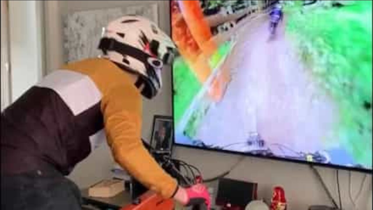 Guy mountainbikes indoors because of quarantine