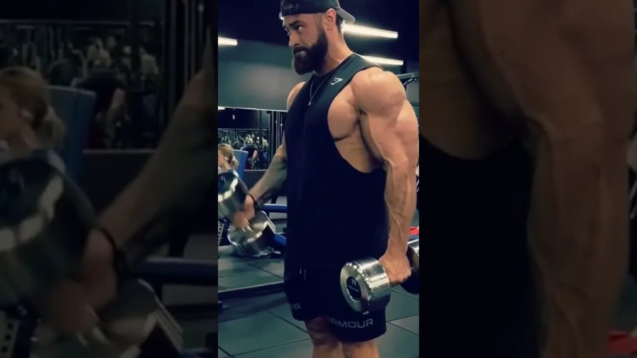 CHRIS BUMSTEAD ASSUSTADORAMENTE GRANDE TREINANDO BÍCEPS | BODYFITLIONS