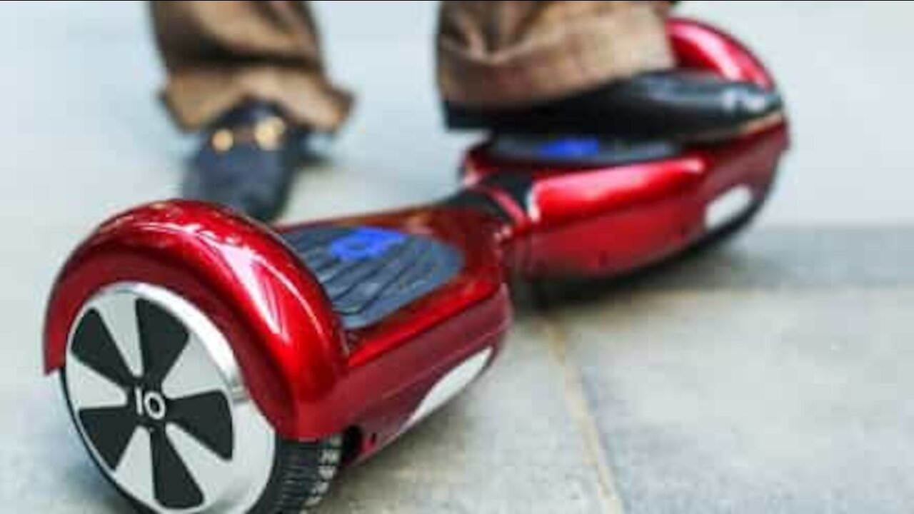 Senhor dá queda hilariante num hoverboard