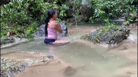 Hermosa chica bañandose en cascada