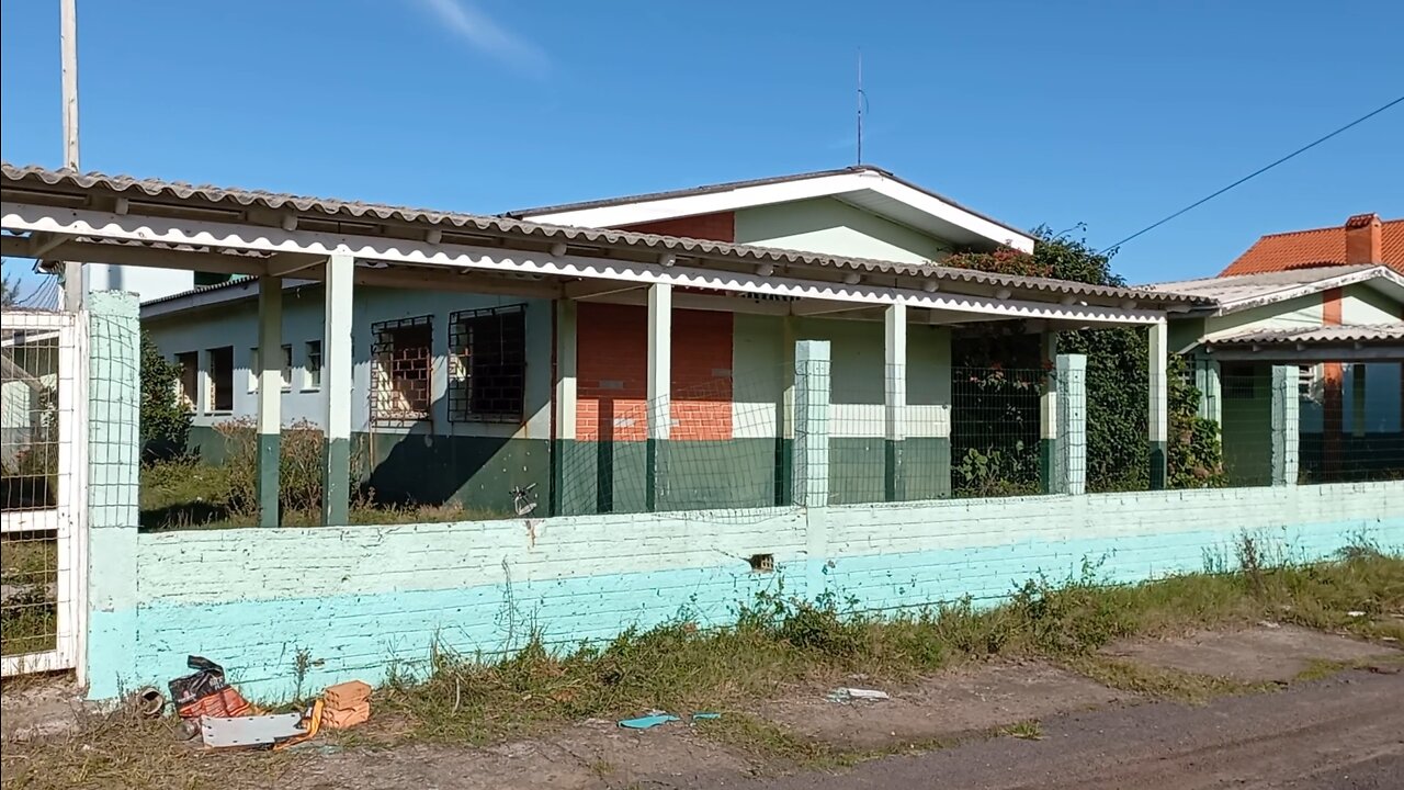 Escola em Tramandaí/RS abandonada vandalizada e furtada, inúmeros livros jogado pelo chão