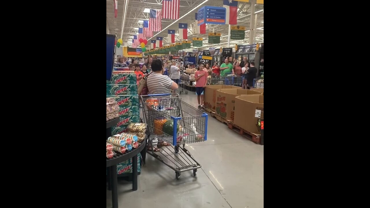 Shoppers in Texas Stop To Sing National Anthem