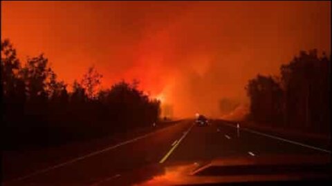 Cet incendie de forêt effraie une automobiliste en Alaska