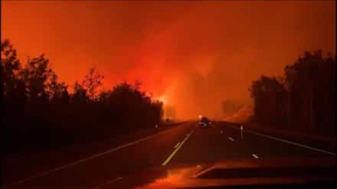 Cet incendie de forêt effraie une automobiliste en Alaska