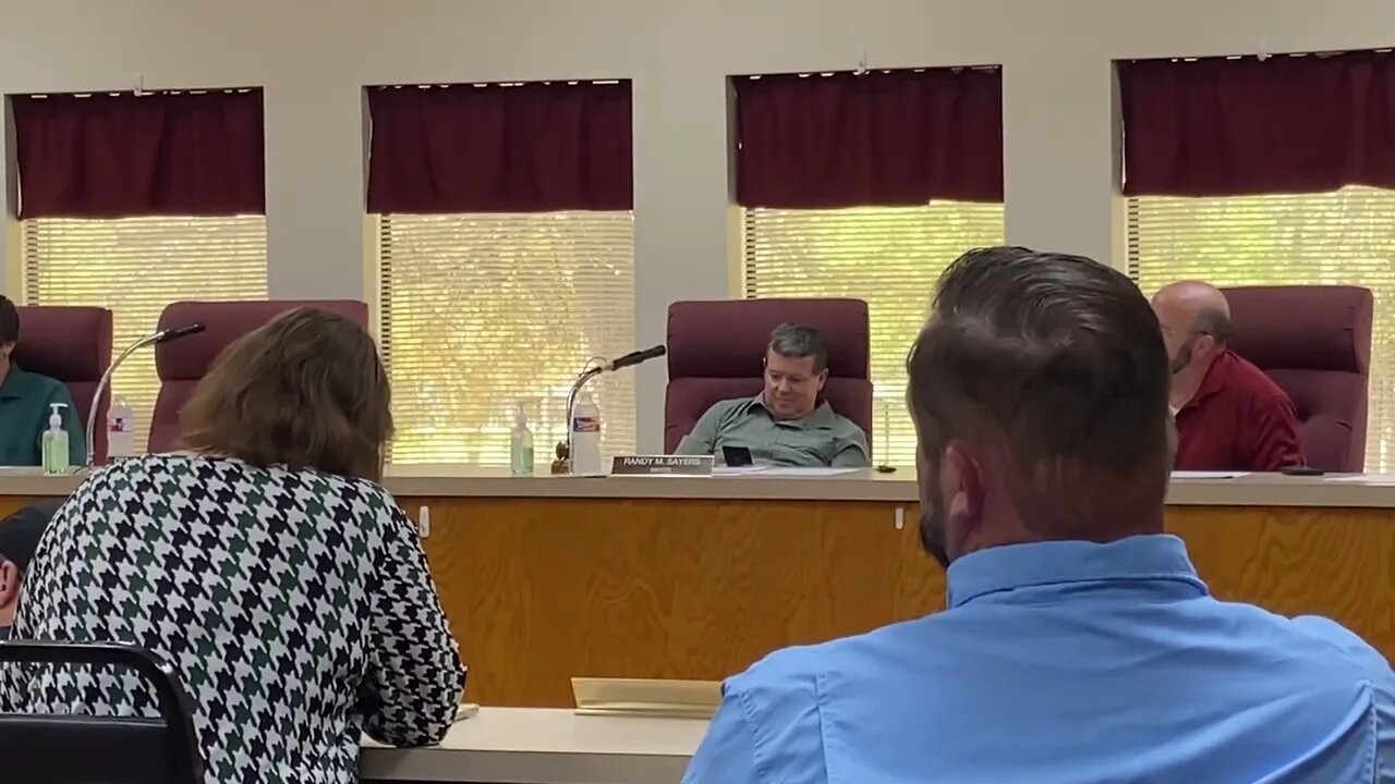 Pastor Rodney Norsworthy addresses the Jasper City Council