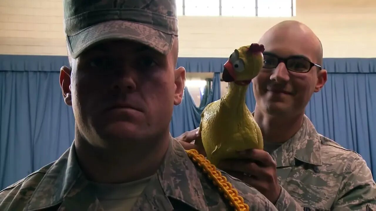 testando soldados com uma galinha de borracha