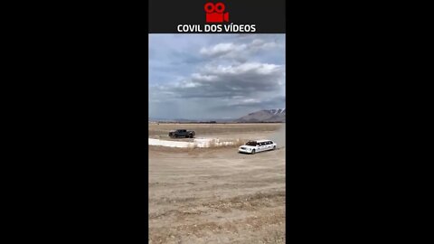 LIMUSINE ATRAVESSANDO UM TRAILER