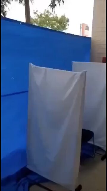 Australia: unvaccinated cant see doctors in the hospital: chairs outside