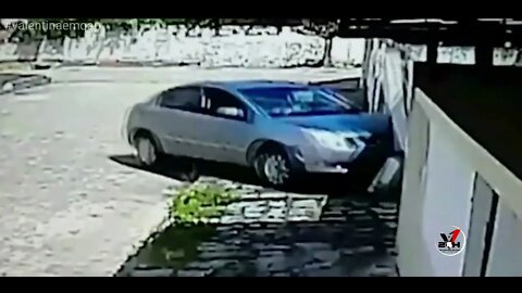 MOTORISTA PERDE CONTROLE E CARRO INVADE CASA NO FUNCIONÁRIOS II, EM JOÃO PESSOA