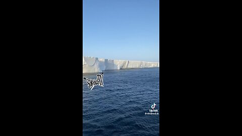 Man exposes Giant Iceberg Wall