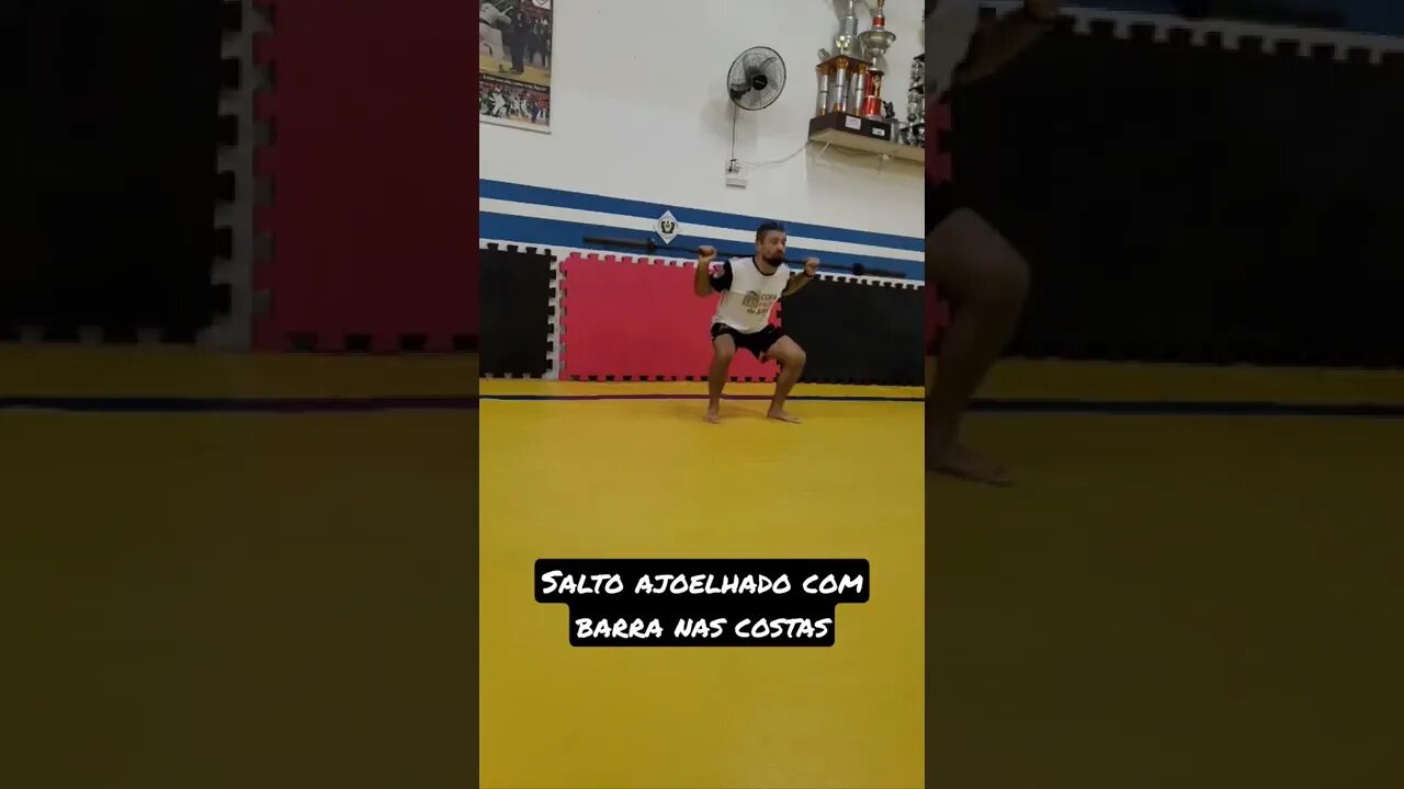 Salto Ajoelhado com Barra nas costas