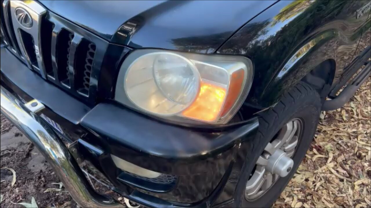 How to Replace the Front Left Indicator Globe in a 2012 Mahindra Scorpio Getaway Pikup