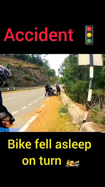 During a turn, the bike became unbalanced and fell to the ground.🚦🏍️
