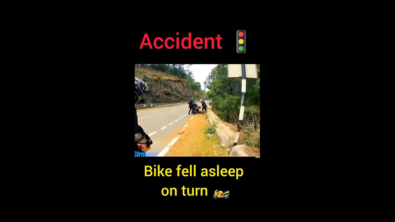 During a turn, the bike became unbalanced and fell to the ground.🚦🏍️